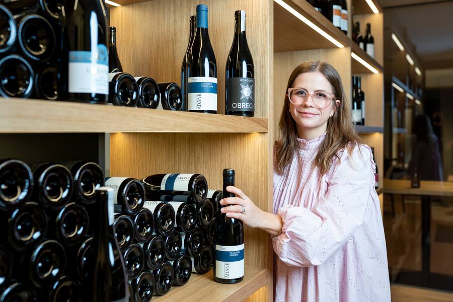 Restaurant Magdalena, Rickenbach (SZ), Adriana Hartmann im Weinkeller