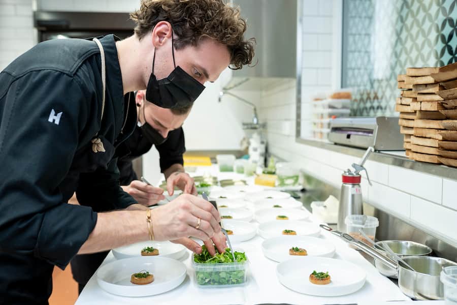 Restaurant Magdalena, Rickenbach (SZ), Uebergabe der Tafel für Neuentdeckung des Jahres, Küchenchef Dominik Hartmann in der Küche, am Anrichten des Hauptganges