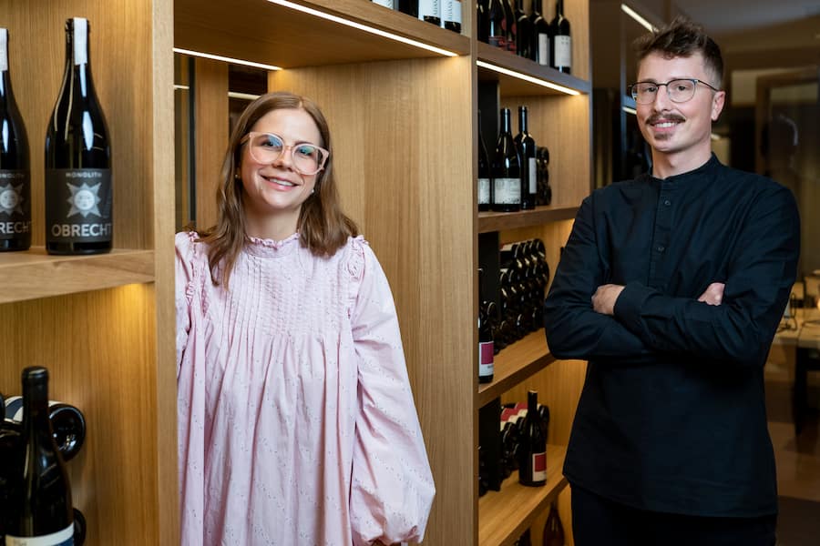 Restaurant Magdalena, Rickenbach (SZ), Adriana Hartmann (l) mit Marco Appert im Weinkeller