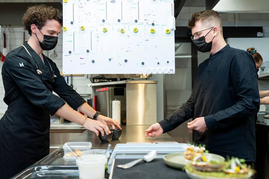 Restaurant Magdalena, Rickenbach (SZ), Marco Appert (r), nimmt Gerichte von Küchenchef Dominik Hartmann entgegen