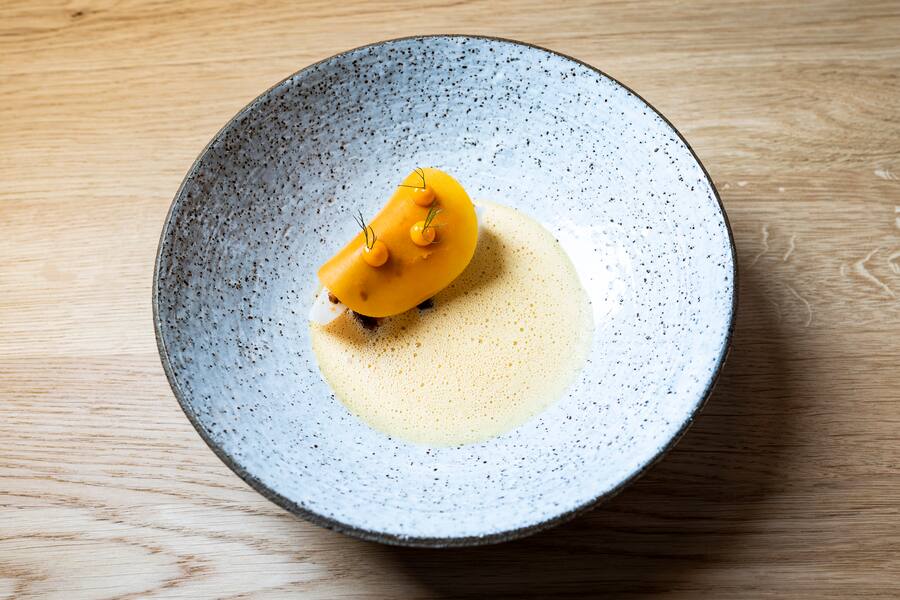 Restaurant Magdalena, Rickenbach (SZ), confierter Zander, Kuerbis-Sanddorn-Beurre-Blanc und gebratener Kuerbis