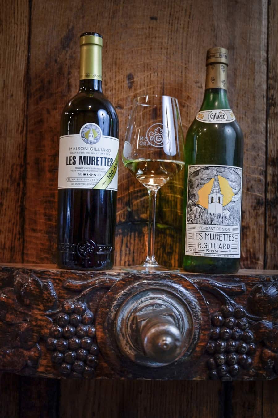 Fendant Les Murettes, Etikette 100 Jahre und historische Flasche mit Orginalettikette