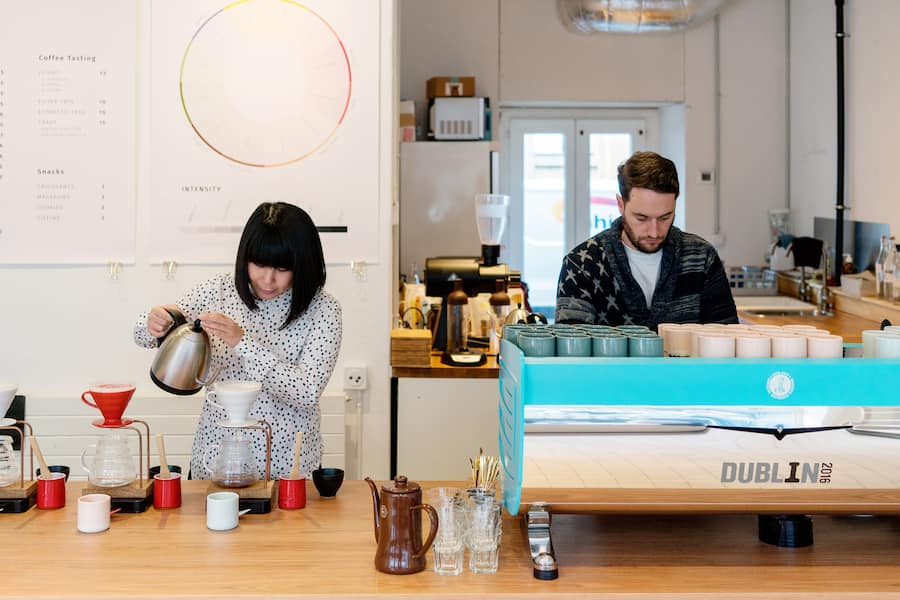 Emi Fukahori und Matiheu Theis in ihrem Café Mame in Zürich