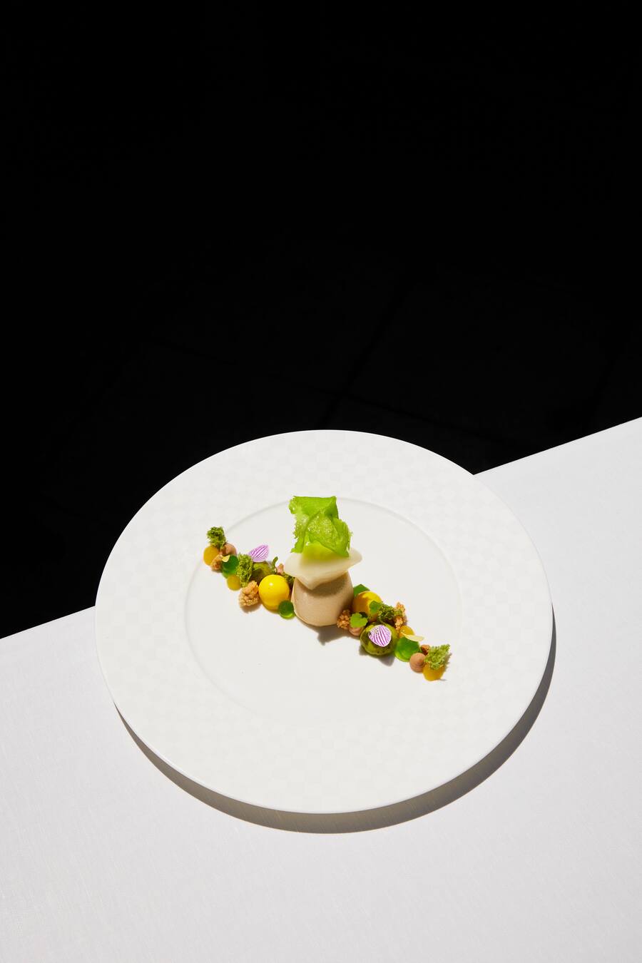 Mandelmousse, Yuzusorbet, Basilikumgel, Yuzugel, Basilikumsponge, Mandelmousse,Yuzu- und Basilikumsphäre