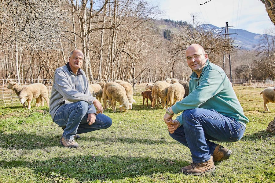 Manuel Reichenbach (rechts, Casa Rödi, Trun GR), Bauer Urban Giger (Vuorz)