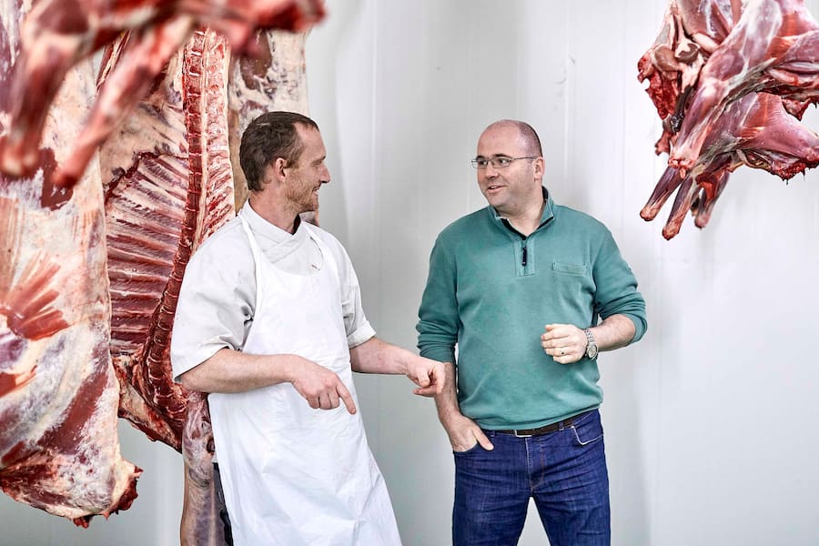 Manuel Reichenbach von der Casa Tödi in Truns GR zu Besuch bei seinem Metzger Willi Caviezel von der Mazlaria Ivo Nay, 20.03.2020. Foto Lucia Hunziker