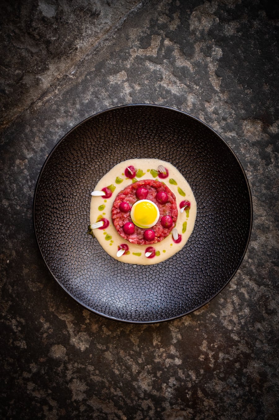 Marc Homberger 2021: Tatar von der alten Kuh, Austernmayo, Waxhtelspiegelei