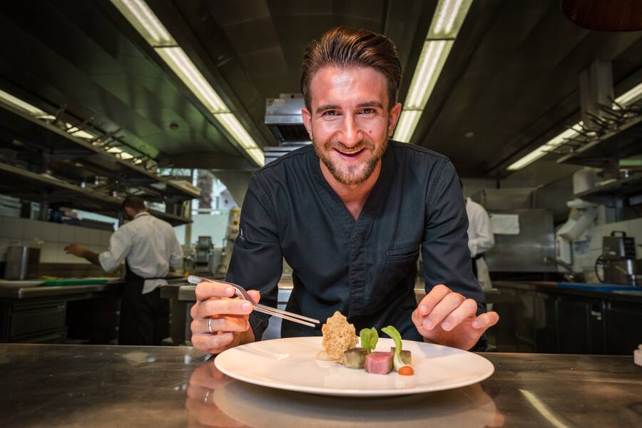Foto: Joseph Khakshouri 14.07.2018ChannelCaminada Schüler, Marco Campanella, Koch La Brezza im Eden Roc bereitet ein Lamm Gericht vor.Ascona (TI)
