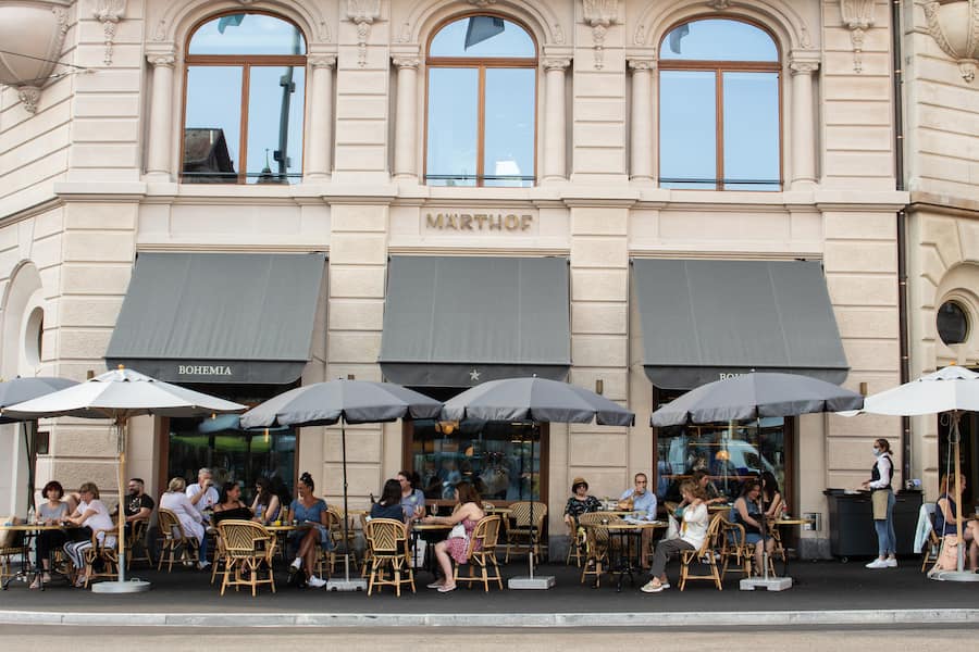 Ein Glas Prosecco mit Blick auf das Markttreiben, 18.08.2021, Märthof Basel, Sydney Karolewski