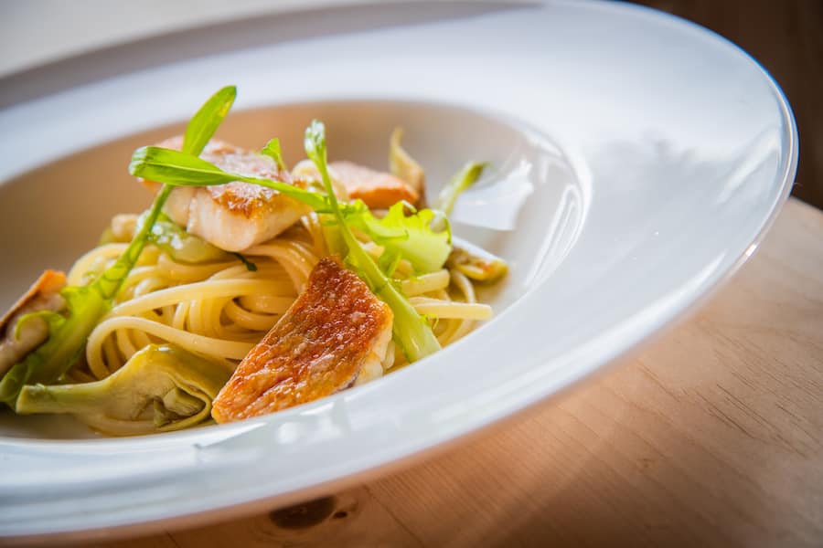 Martin Dalsass 2021: Linguine, Rotbarbe, Stachelartischocke, Mangoldsprossen