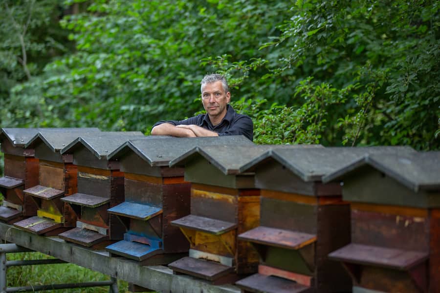 Martin Goeschel mit Hoteleigenen Bienen.