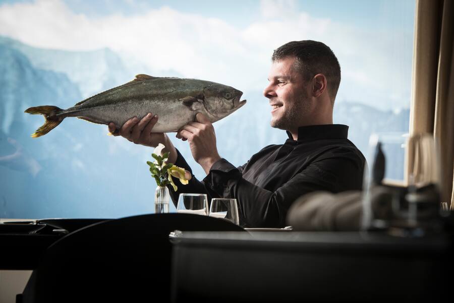 Chef sur le gril.Mathieu Bruno,chef du restaurant là-haut