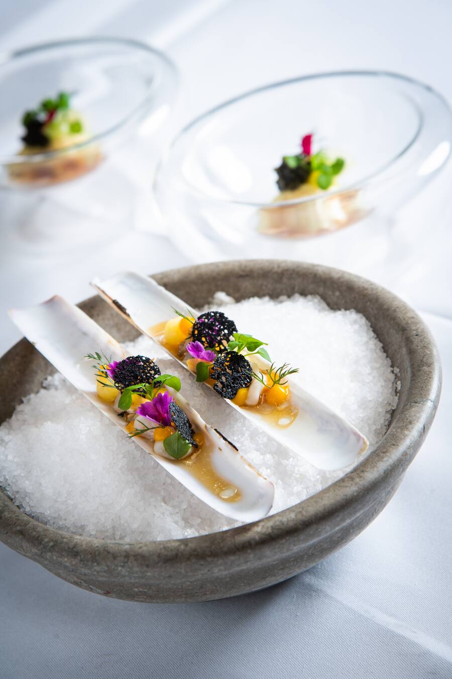 Matthias Schmidberger, Hendrik Otto kochen im Kempiski 2020: Ein Meerfrüchte-Salat, angerichtet in einer Schwertmuschel.