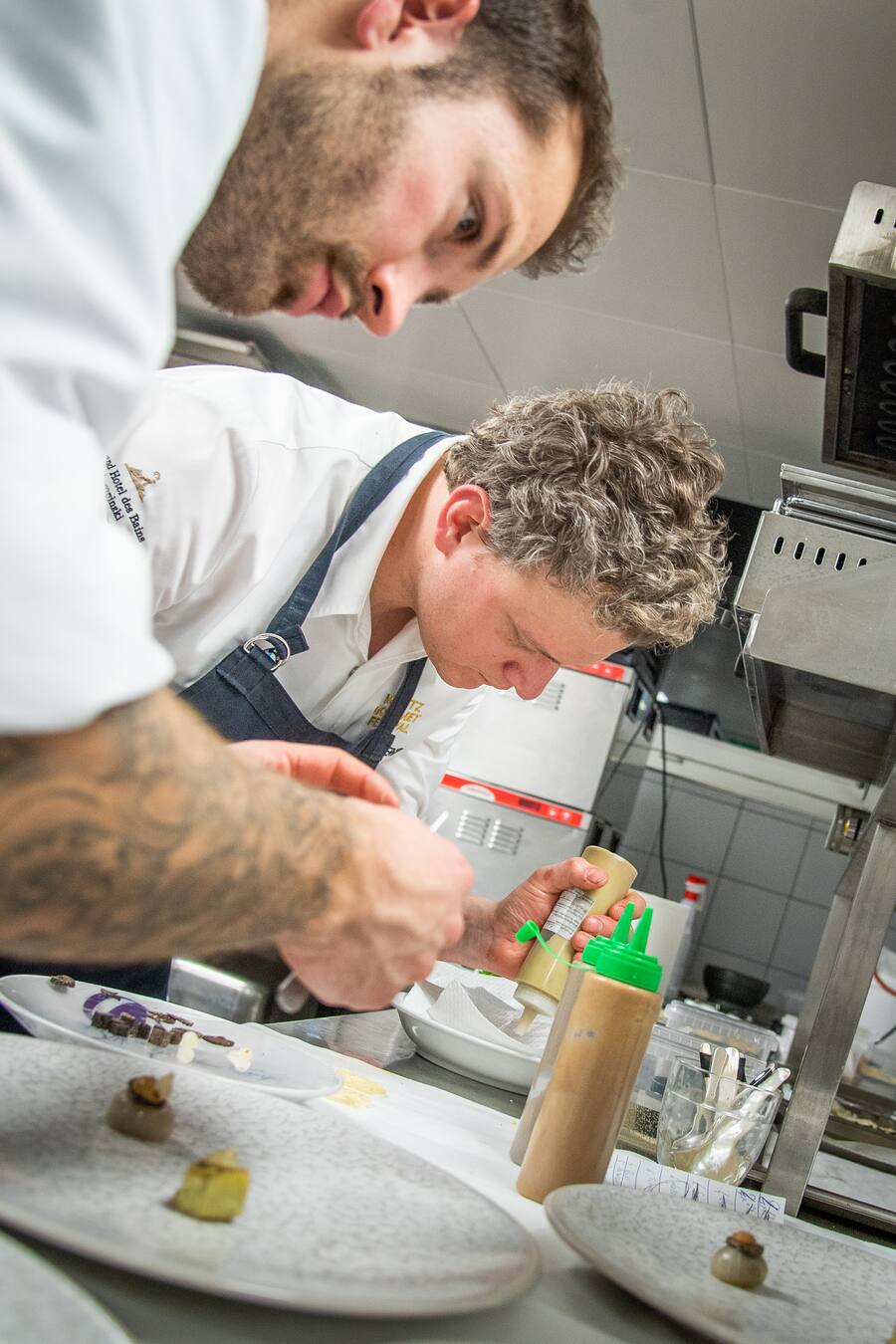 Matthias Schmidberger, Hendrik Otto kochen im Kempiski 2020: Ein Meerfrüchte-Salat, angerichtet in einer Schwertmuschel.