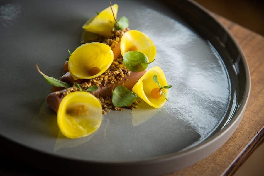 Pascal Steffen, Roots Basel, 2020: Ribelmaispoularde, Passionsfrucht, Kaffe