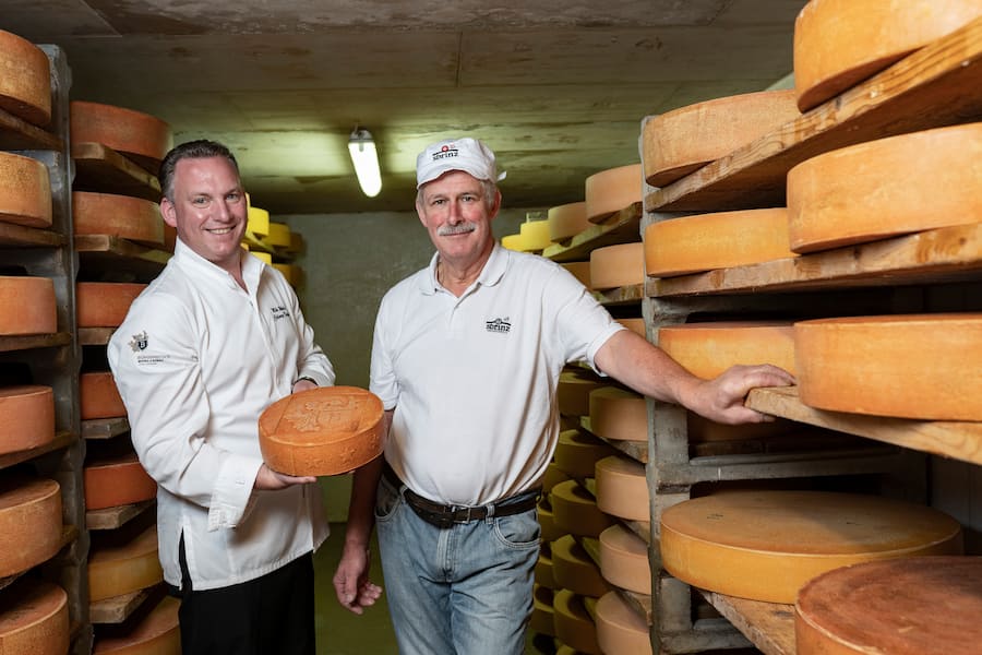 Buergenstock Produzenten, Mike Wehrle besucht Josef Bircher, Sbrinz und Milchprodukte, mit Bürgenstock-Käse