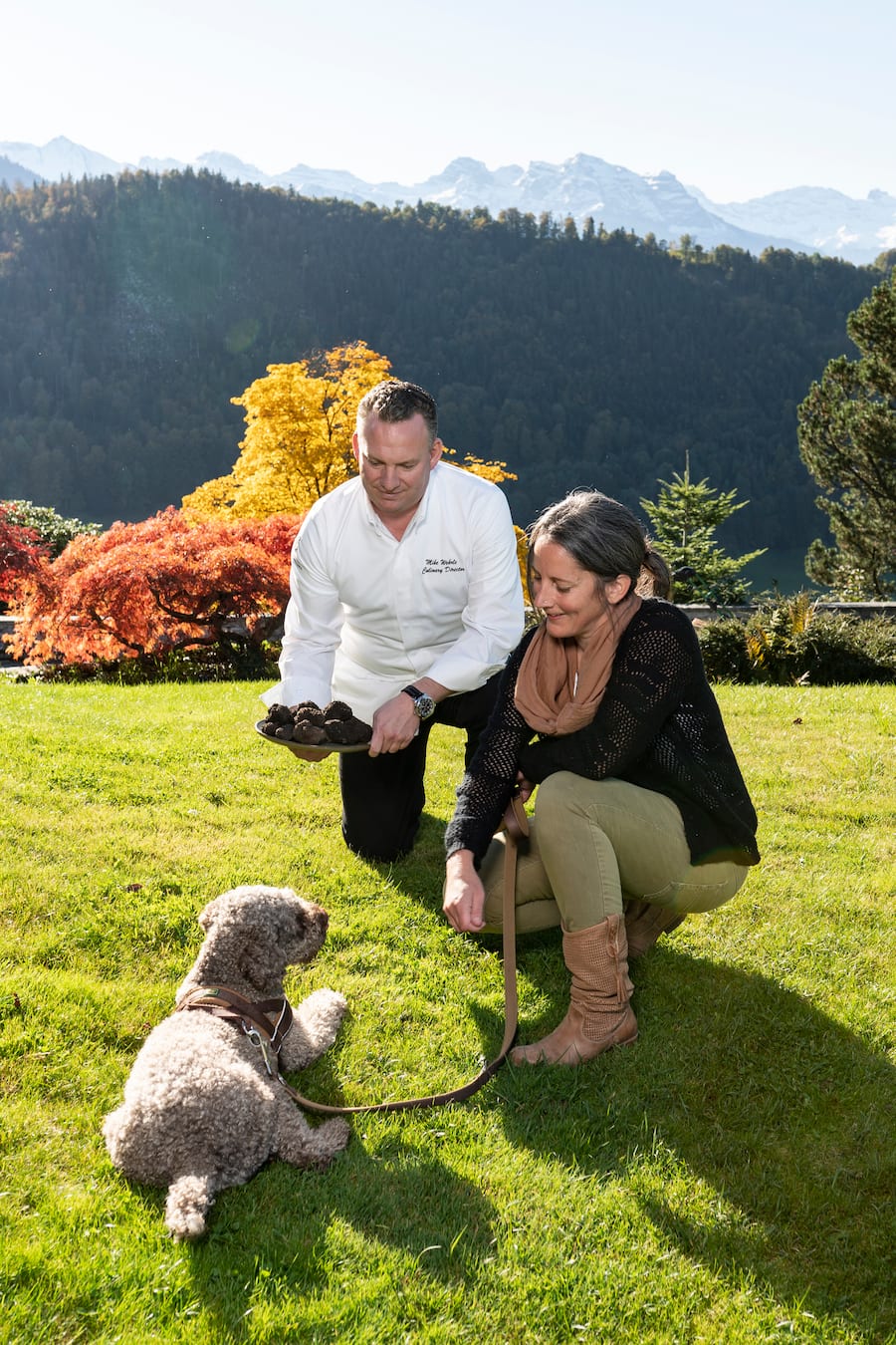 Buergenstock Produzenten, Petra Liem mit dem Trüffelhund `Monti` mit Chef Mike Wehrle