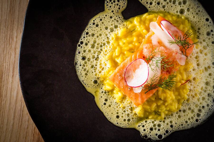 Dario Ranza und Mattias Roock 2021: Loto Risotto, Safran, Saibling, Rettich, wilder Fenchel