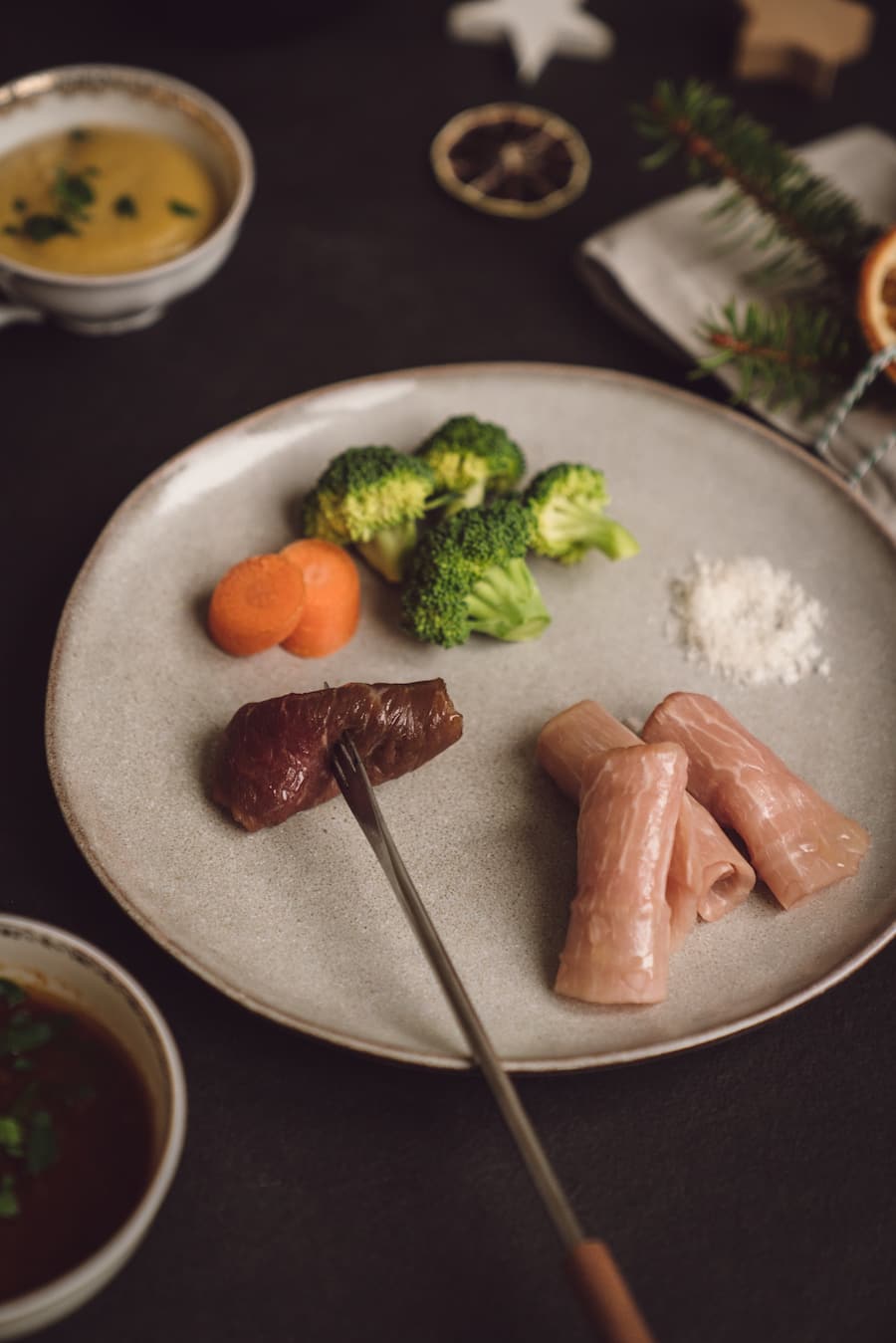 Fondue Chinoise mit Fleisch und Fisch von Luma Delikatessen