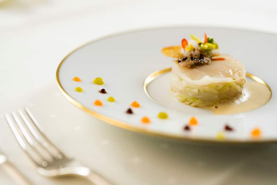 27.08.2021; Lömmenschwil: GaultMillau Nesspresso Lounge - Bernadette Lisibach, Restaurant Blumenau;1.Gang: - Carpaccio vom französischen Wolfsbarsch mit Arabica-Kaffee-Schaum, marinierter Rettich und Stangensellerie . © Valeriano Di Domenico