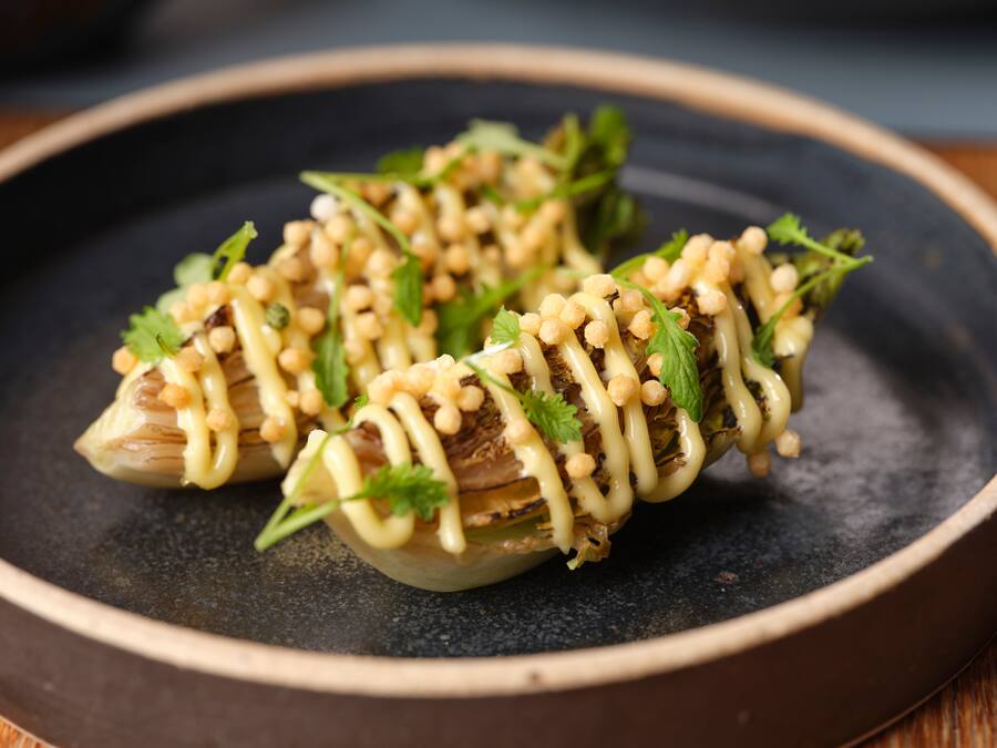 Gebratenes Salatherz mit Yuzu und Kewpie.