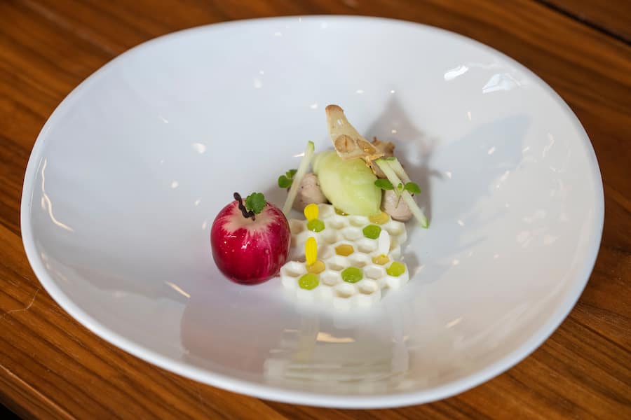 19.10.2021; Zürich: GMCH - Restaurant Ornellaia; Patissiere des Jahres, Felicia Ludwig. Im Bild das Dessert: Apfel mit weisse Schokolade, Honig und Haselnuss. © Valeriano Di Domenico