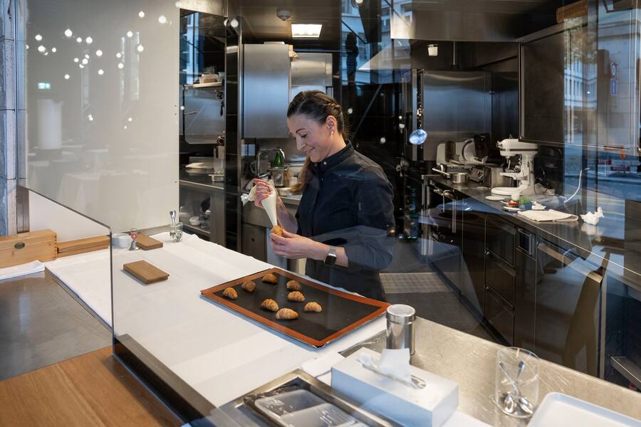 19.10.2021; Zürich: GMCH - Restaurant Ornellaia; Patissiere des Jahres, Felicia Ludwig bereitet die âSfogliatelle mit Vanille Cremeâ vor. © Valeriano Di Domenico