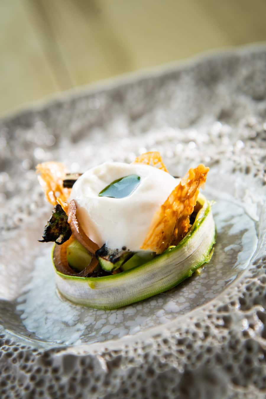 Jeroen Achtien 2021:Spargel, Vacherin-Espuma, Pouletflügsauce, Bärlauchöl