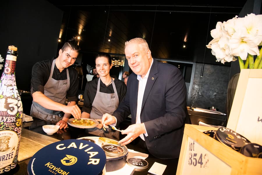 Kaviar-Pizza! Jürg Kappeler («Sense of Delight») offerierte den Kaviar der Zaren: Kaviari Almas Krista. Mit den Köchen Sabrina Blum und Marcel Kooten.