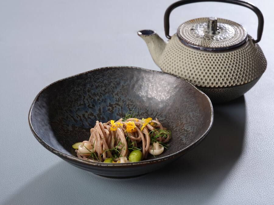 Pilzessenz, mit Soba und Périgord-Trüffel