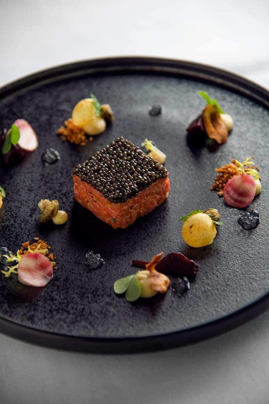 GM_Park Hyatt Zürich_Rindstartar mit Oona Kaviar, Rande, Vodhaperlen, Kerbelwurzel
