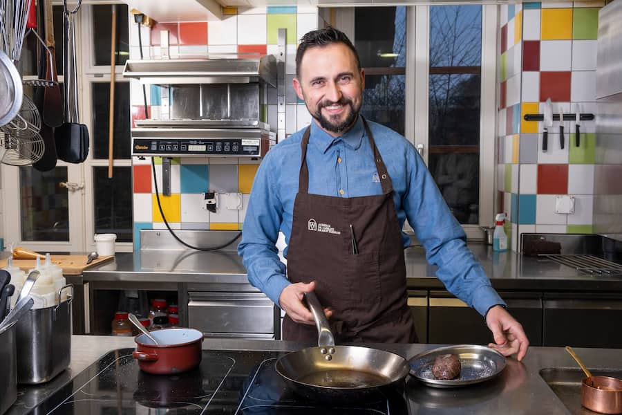 Schweizer Fleisch Rafael Rodriguez in seiner Küche November 2021