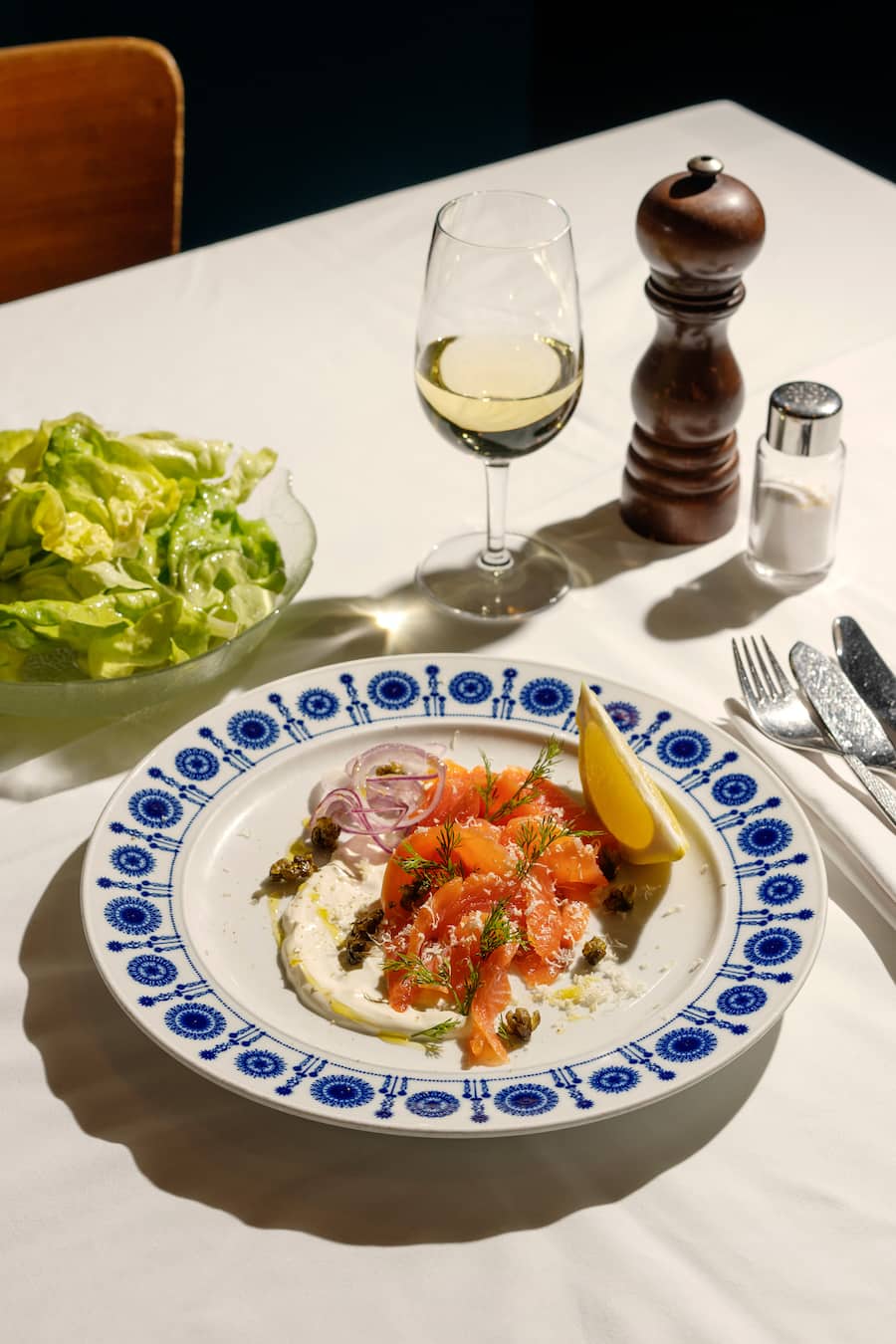 Restaurant Sihlmatt Pop-up im alten Bahnwagen Stazione Paradiso am Letten mit Forelle blau
