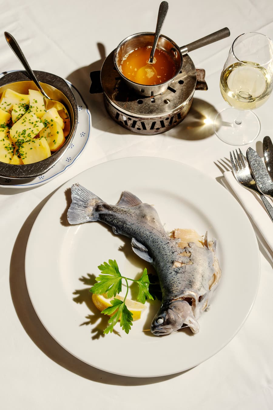 Restaurant Sihlmatt Pop-up im alten Bahnwagen Stazione Paradiso am Letten mit Forelle blau