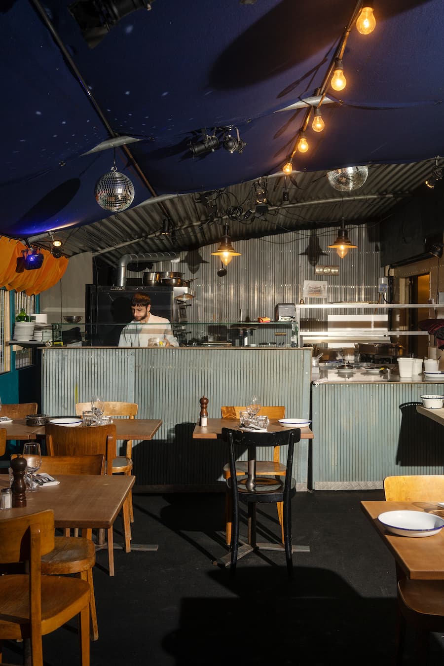 Restaurant Sihlmatt Pop-up im alten Bahnwagen Stazione Paradiso am Letten mit Forelle blau