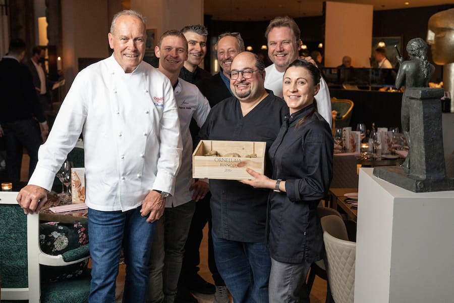 22.11.2021; Zürich: GMC - Tartufata Restaurant Terrasse; Gruppenfoto mit Wolfgang Kuchler, Taverne zum Schäfli, Patrick Mahler, focus Vitznau, Trüffellieferant, (M) Antonio Colaianni, Ristorante Ornellaia, Andy Zaugg, Sternekoch Solothurn, Felicia Ludwig und Antonio Alampi beide Ristorante Ornellaia. © Valeriano Di Domenico