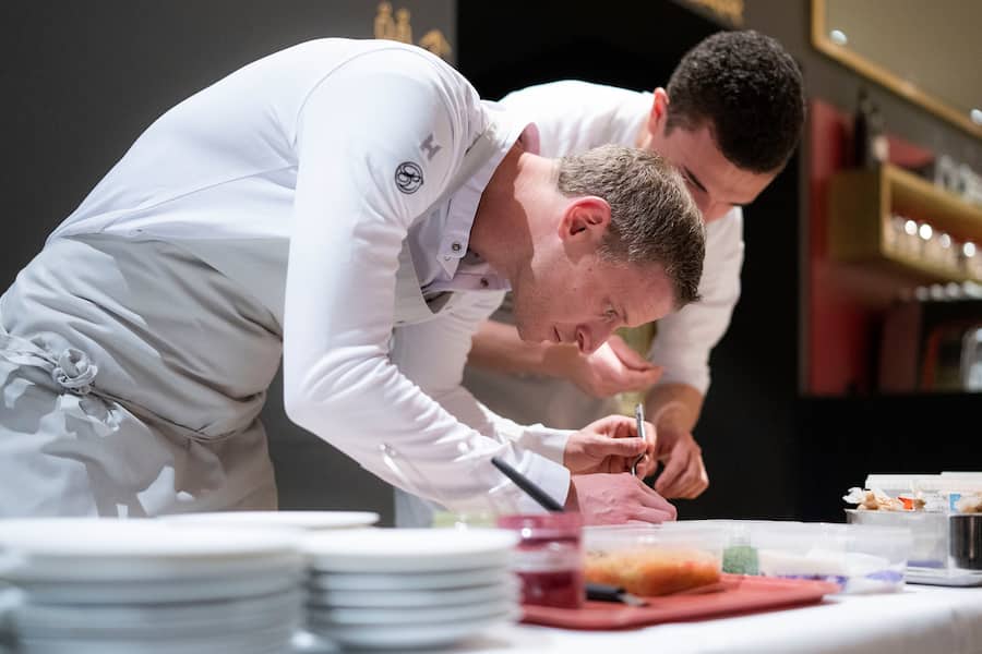 22.11.2021; Zürich: GMC - Tartufata Restaurant Terrasse; Patrick Mahler, focus Vitznau bereitet das amuse bouche vor. © Valeriano Di Domenico