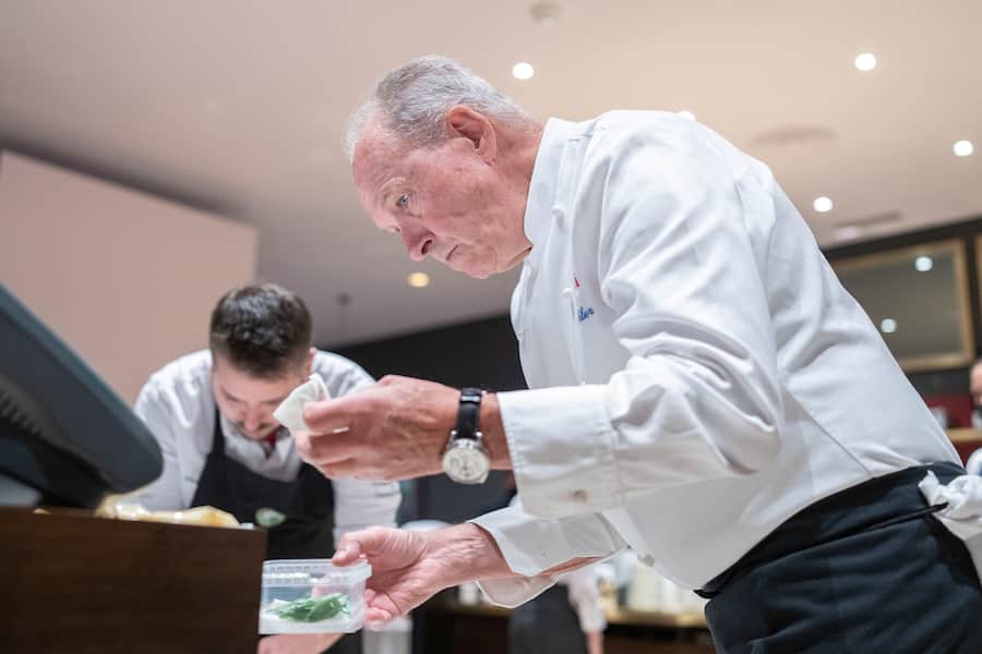 22.11.2021; Zürich: GMC - Tartufata Restaurant Terrasse; Wolfgang Kühler, Taverne zum Schäfli Wigoltingen, bereitet das amuse bouche vor. © Valeriano Di Domenico