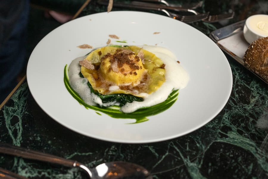 22.11.2021; Zürich: GMC - Tartufata Restaurant Terrasse; Antonio Colaianni und Antonio Alampi bereiteten seinen Gang vor, Raviolone, Eigelb, Ricotta, Spinat und weisser Trüffel. © Valeriano Di Domenico