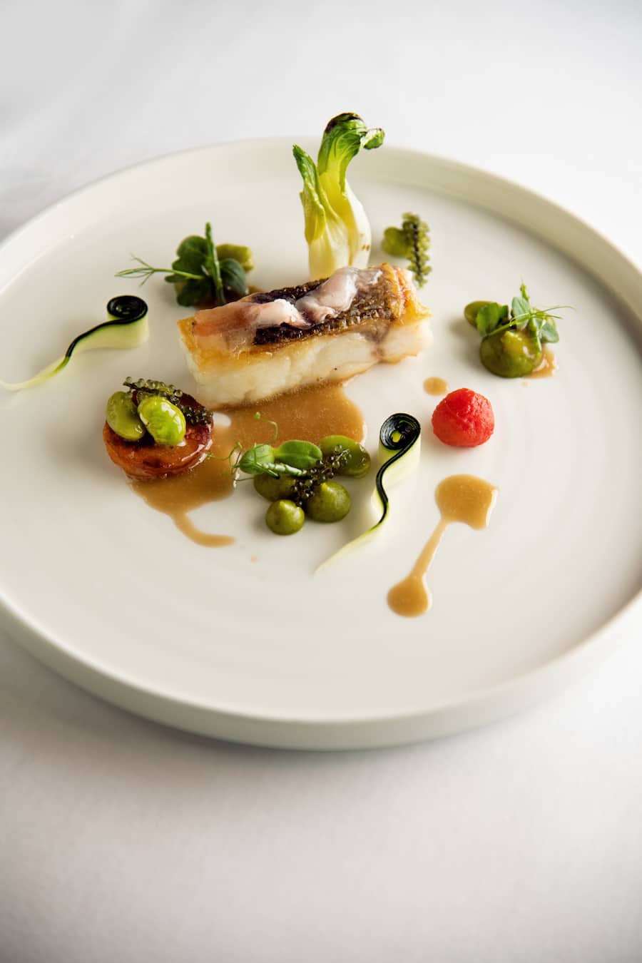 GM_Park Hyatt Zürich_Wolfsbarsch mit Larda Pata Negra, Zucchini, Braune Butter, Pak Choy