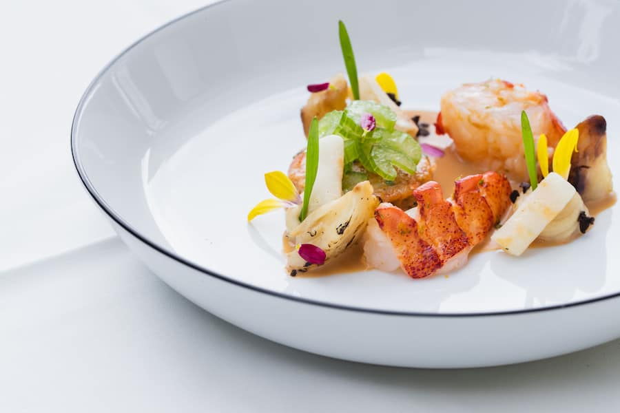 Stefan Lünse, Lenk, Lenkerhof, Restaurant Spettacolo, Nespresso Lounge, Atlantik-Hummer, Hummer-Hamburger, Selleriecreme, Bisque mit Kaffeeöl, geschmorter Sellerie, Stangensellerie