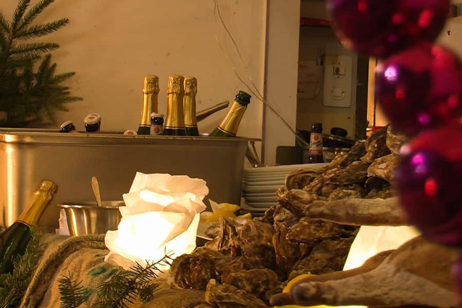 Schon seit zehn Jahren serviert die Gastronautische Gesellschaft Basel Austern, Bubbles und Baguette am 23. Dezember, 12,12,2021, Keck Kiosk, Sydney Karolewski