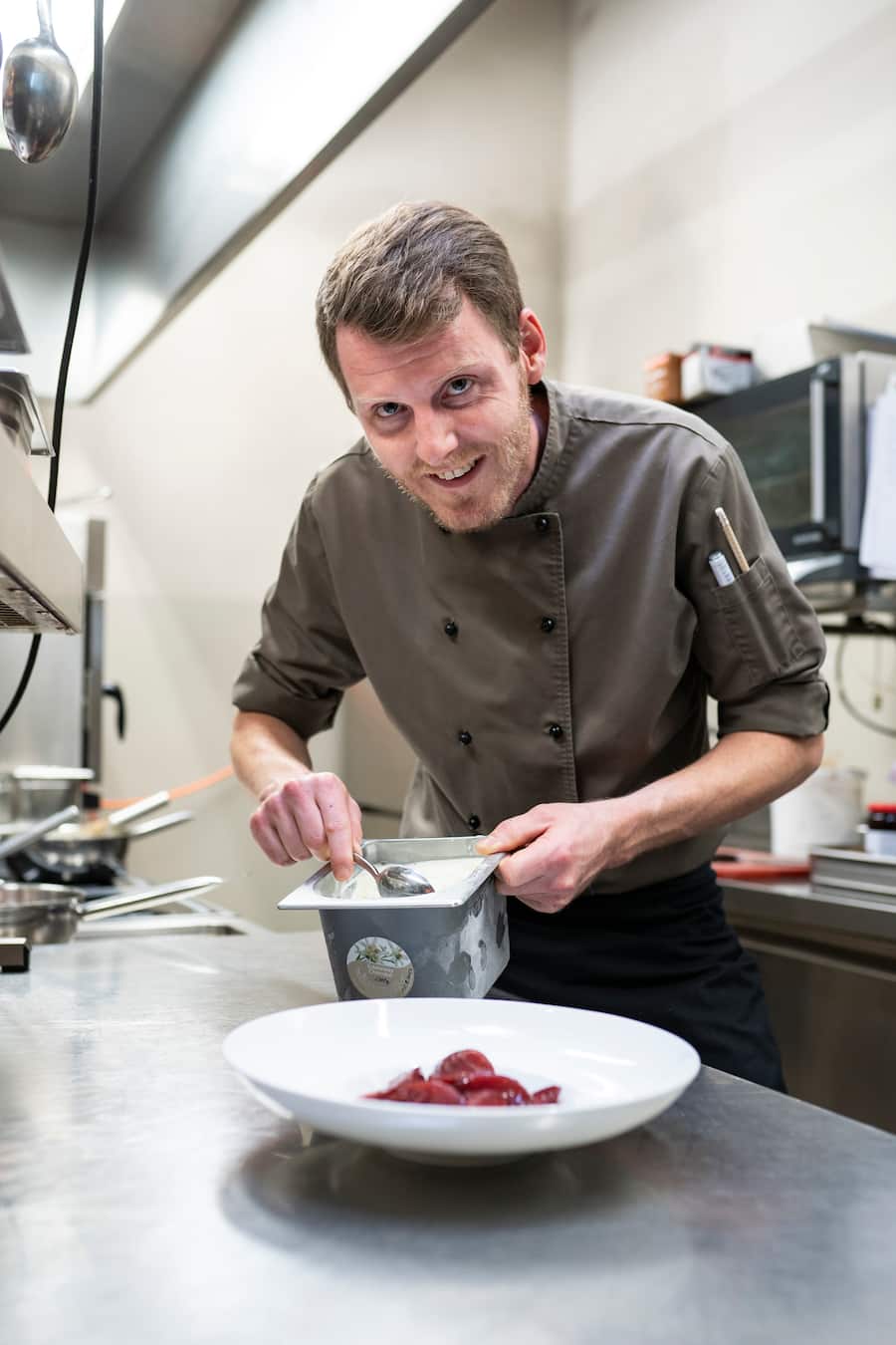 Bergtrotte 1584, Osterfingen, Philipp Weber am Anrichten des Zwetschgen-Desserts