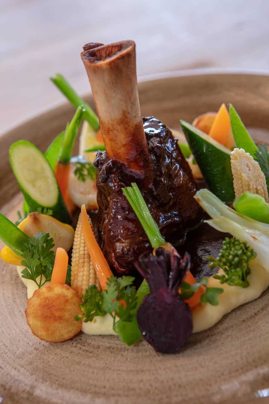 Geschmorte Lammhaxe von der Metzgerei Bammatter in Naters auf Kartoffelstock und Schweizer Minigemüse