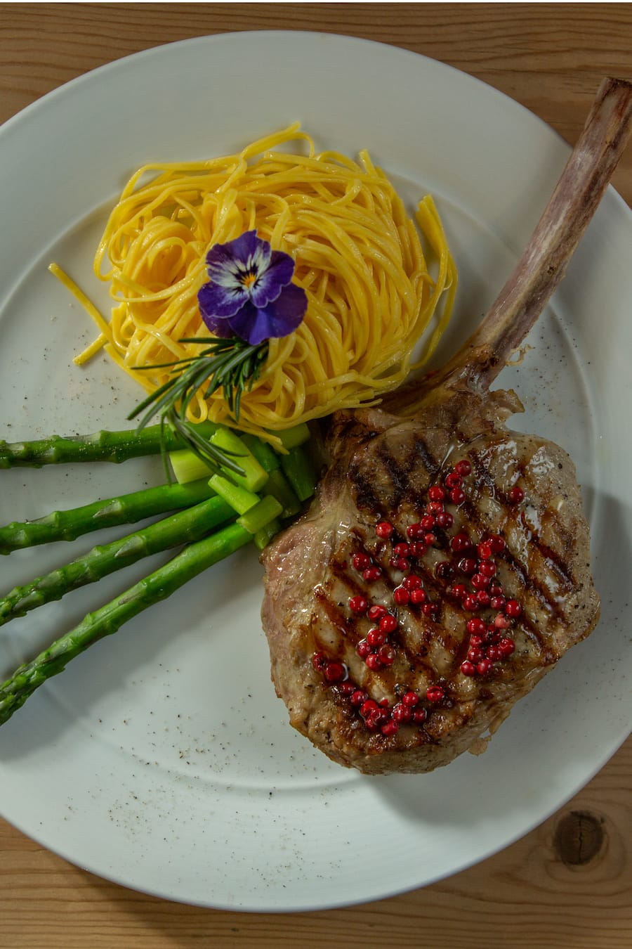 Kalbskotelett an Rosa Pfeffer mit Safrannudeln und grünen Spargeln