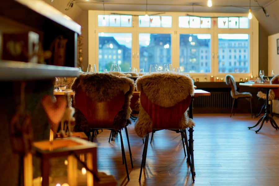 Das Team vom Ufer7 serviert das ihr leckeres Fondue mit Blick auf dem Rhein, 12.12.2021, Ufer7, Marc Gilgen