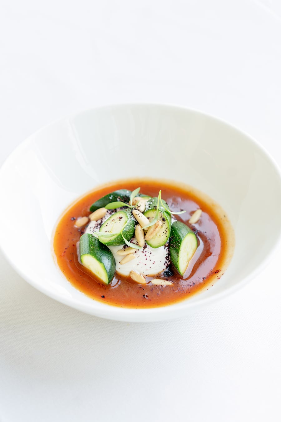 GaultMillau Garden Party 2021: Labneh mit Tomaten-Ponzu und Zucchetti von Nenad Mlinarevic