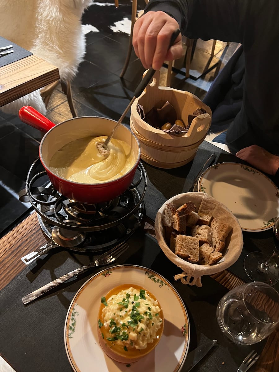 LA-PINTE-DU-FLORIS-GAULTMILLAU-CHANNEL-ANIERES-GENEVE-FONDUE