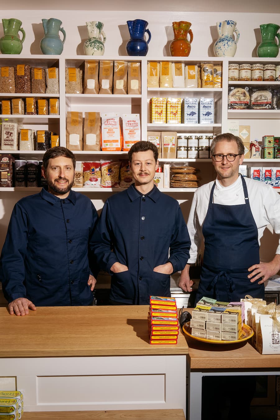 Lagotto Zurich von Balz Coray, Jonas Frey und Marius Frehner Comestibles Feinkostladen in Zürich Kreis 4 Langstrasse mit Konserven, Champagner und Bratwürste