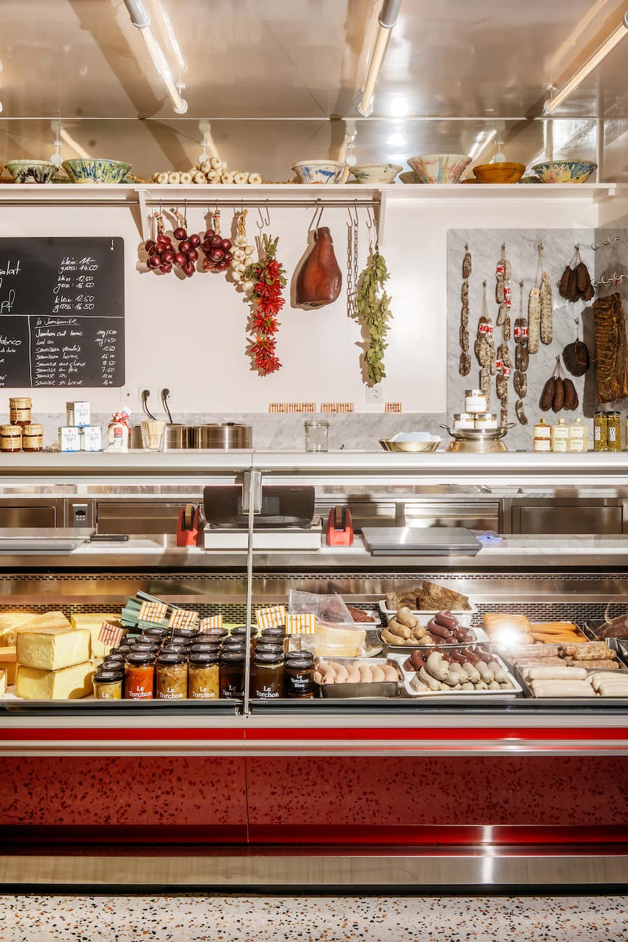 Lagotto Zurich von Balz Coray, Jonas Frey und Marius Frehner Comestibles Feinkostladen in Zürich Kreis 4 Langstrasse mit Konserven, Champagner und Bratwürste